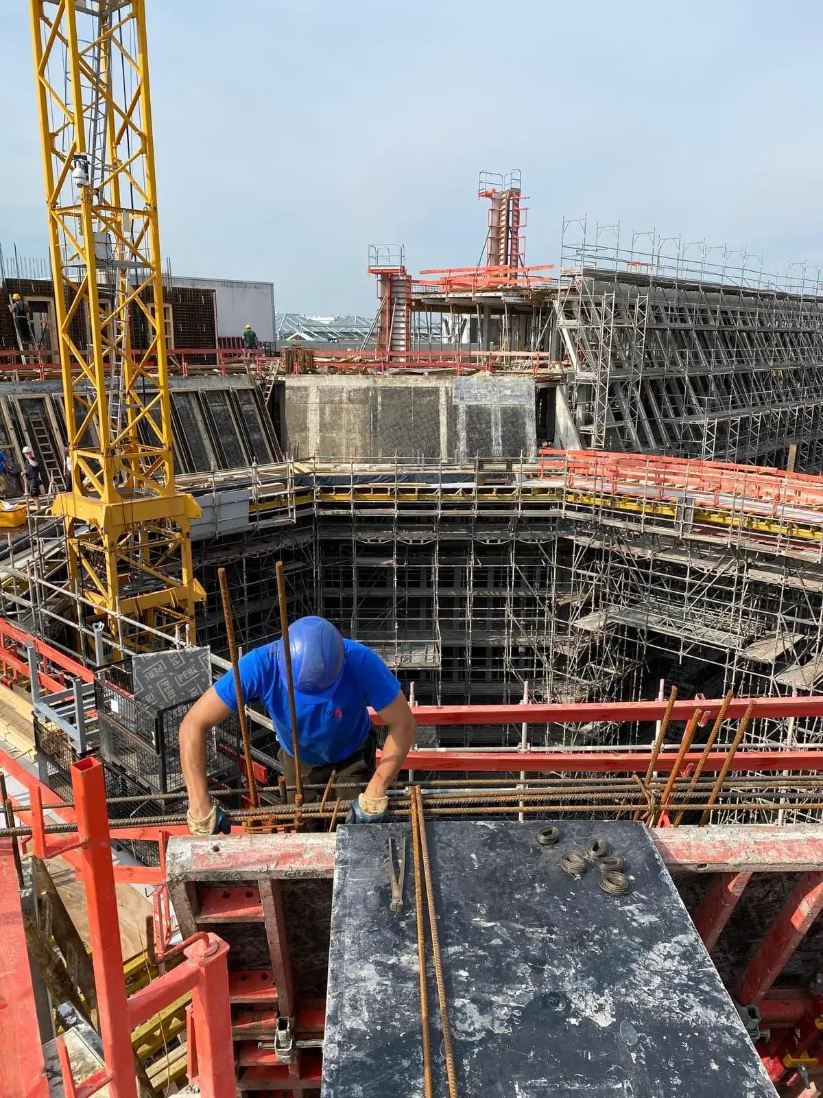 Betonarbeiten und Schalungsarbeiten im Rohbau auf der Baustelle