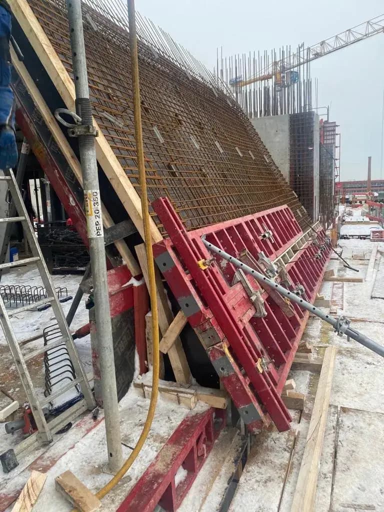 Betonbau im Rohbau mit Blick auf die Baustelle
