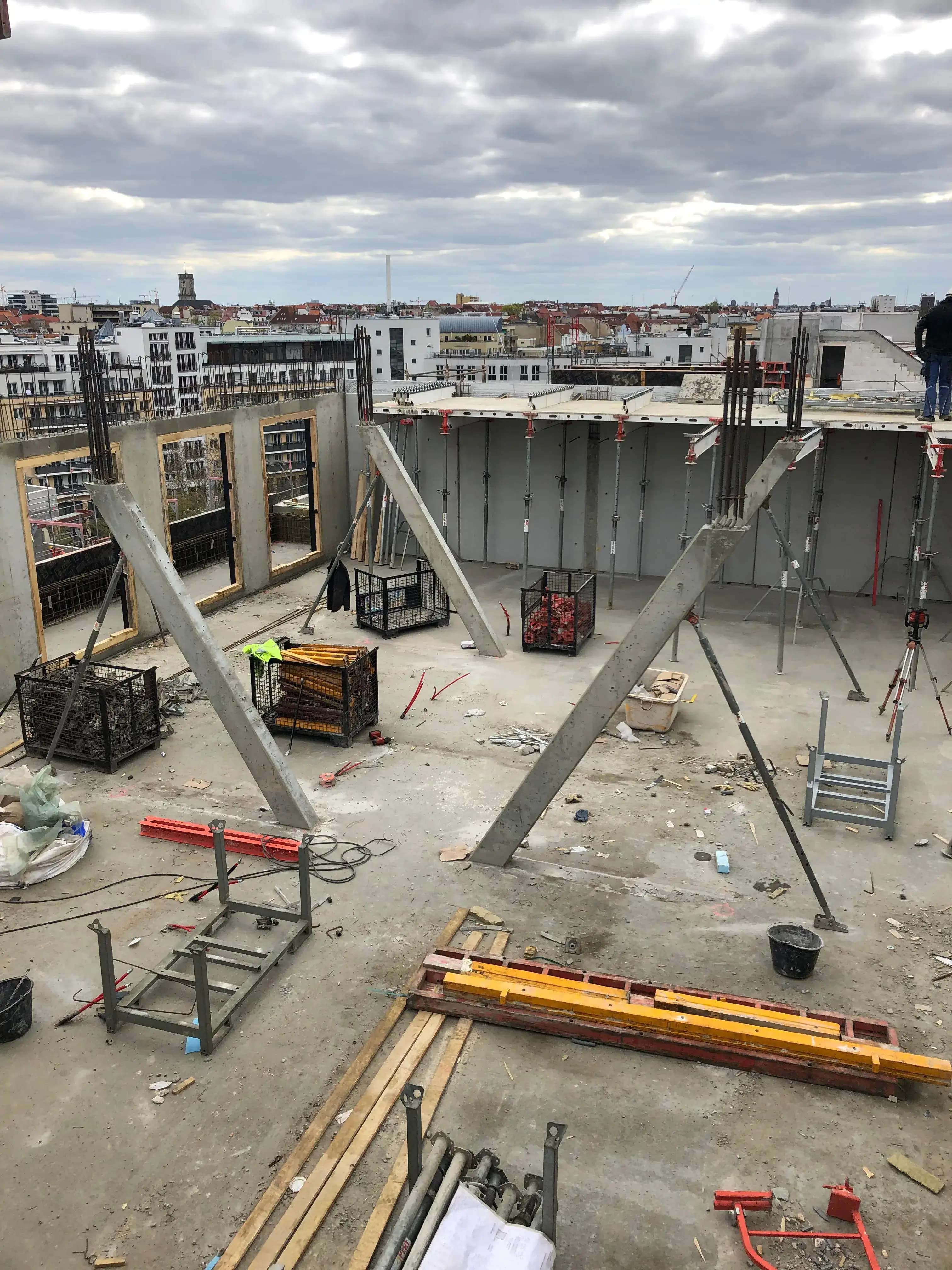 Betondecke im Rohbau eines Hochbauprojekts