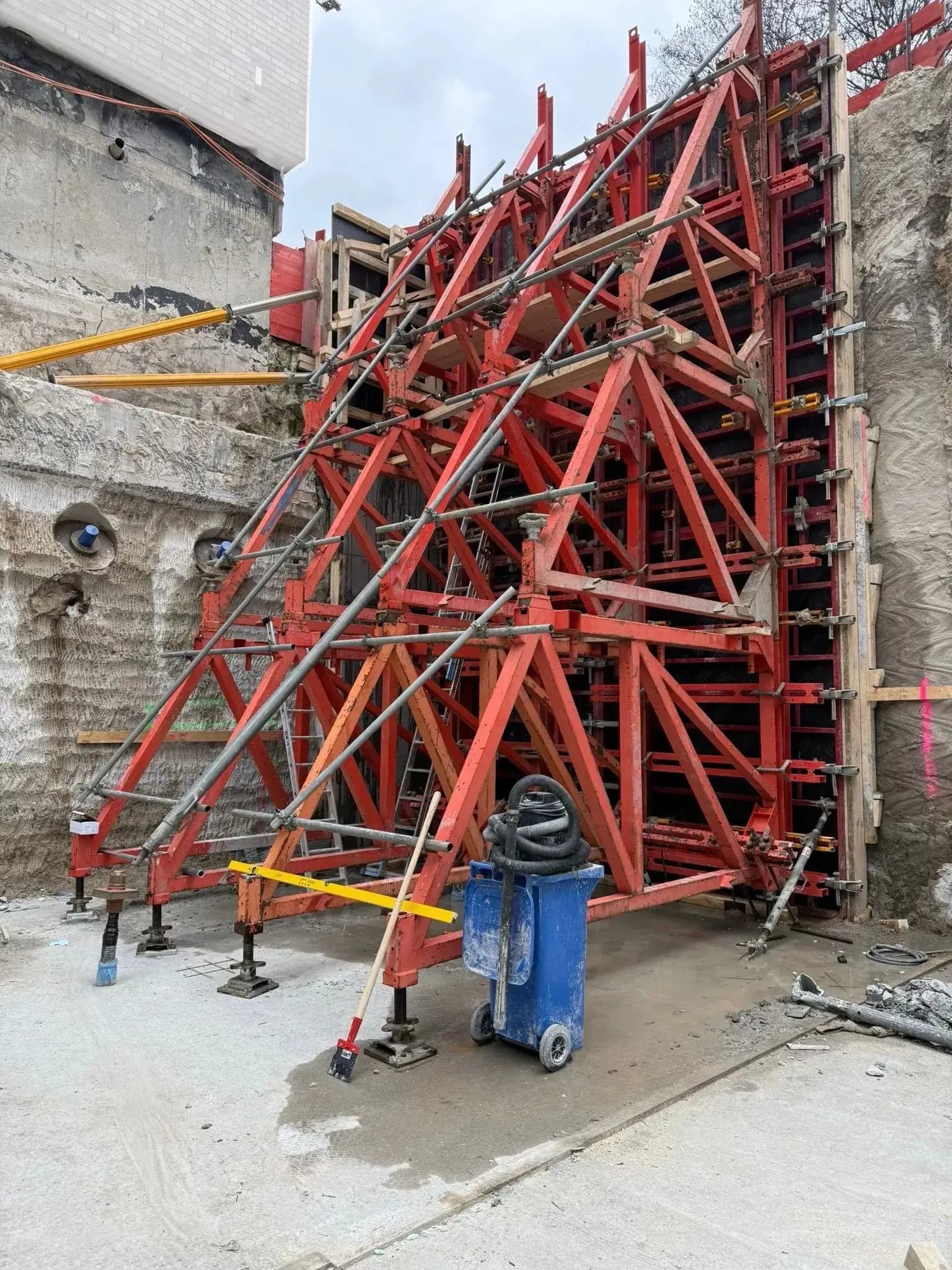 Rohbau durch ein Bauunternehmen mit Betonarbeiten