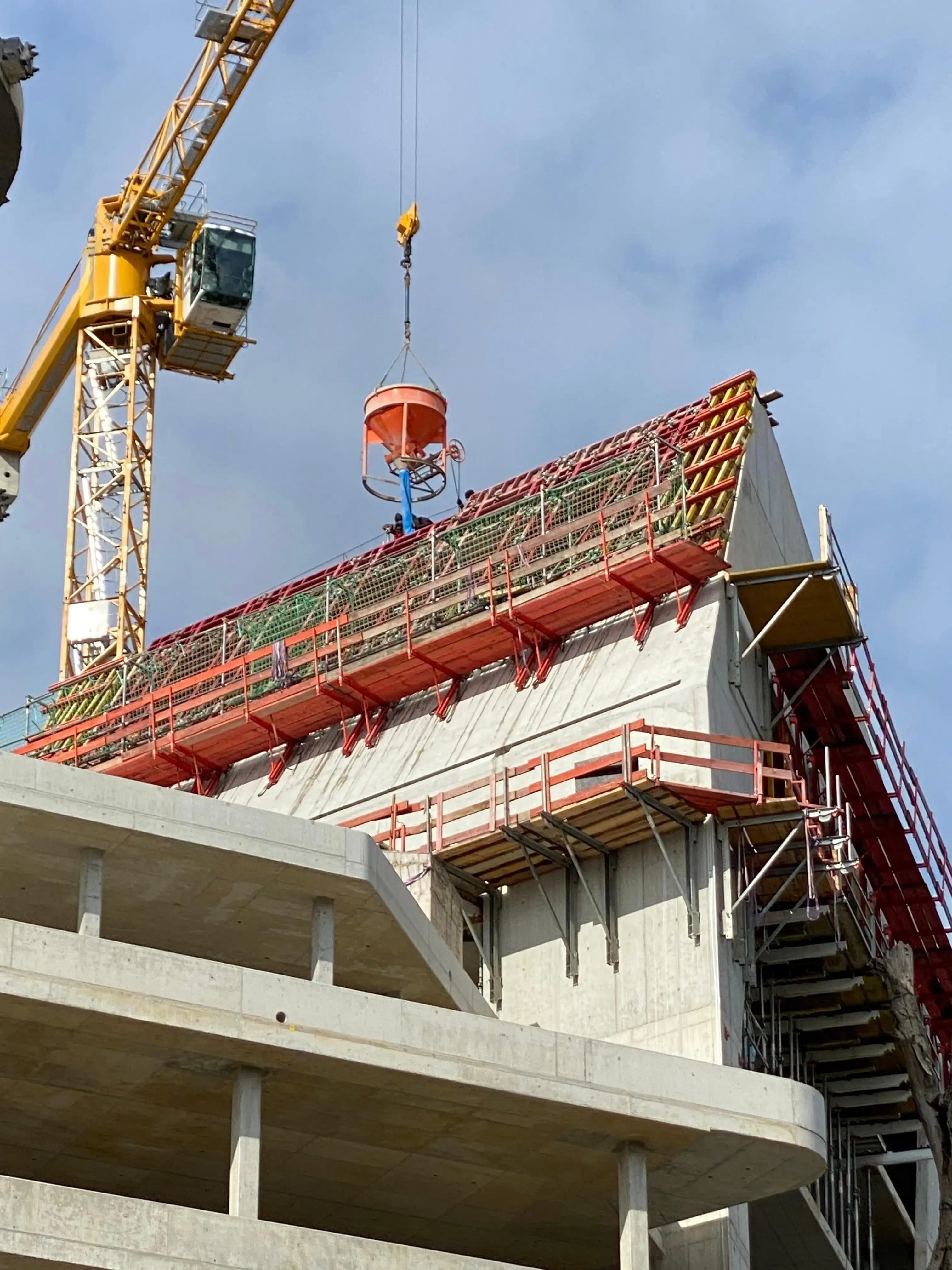 Stahlbetonarbeiten im Rohbau mit Baukran auf der Baustelle
