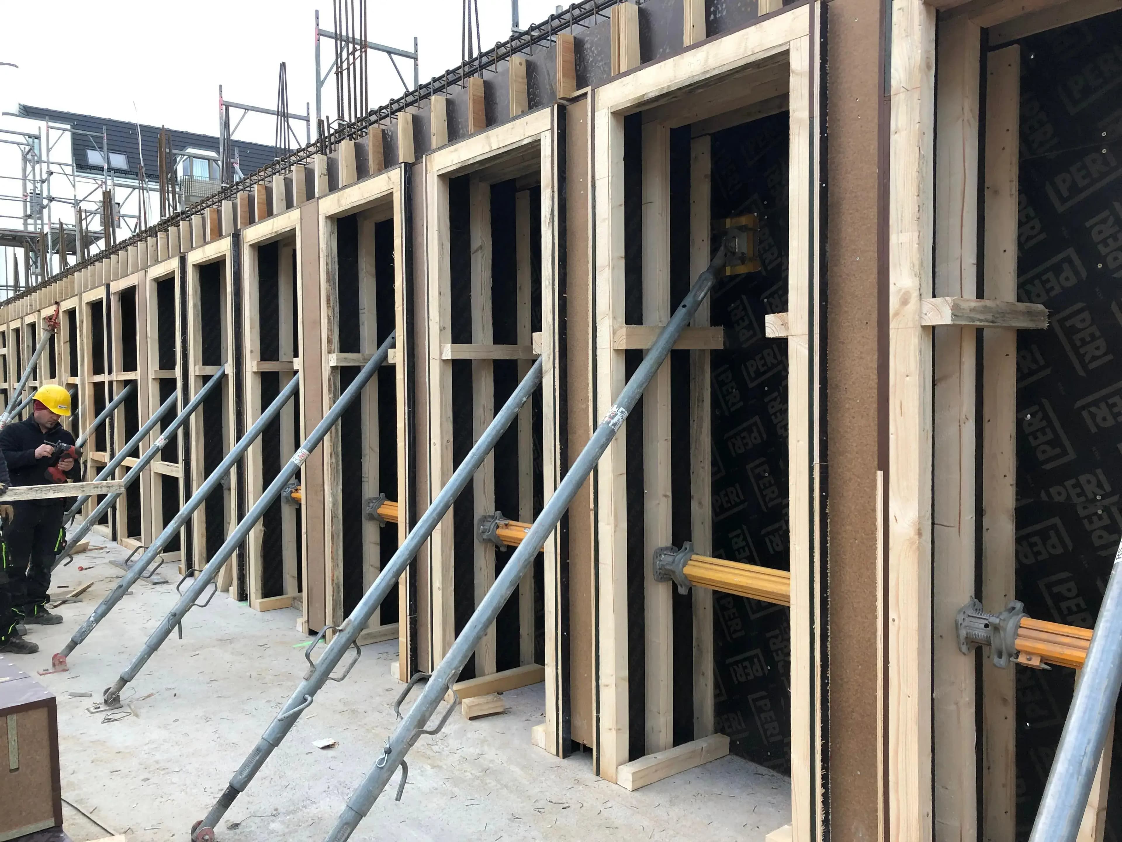 Schalungsarbeiten im Rohbau eines Bauprojekts