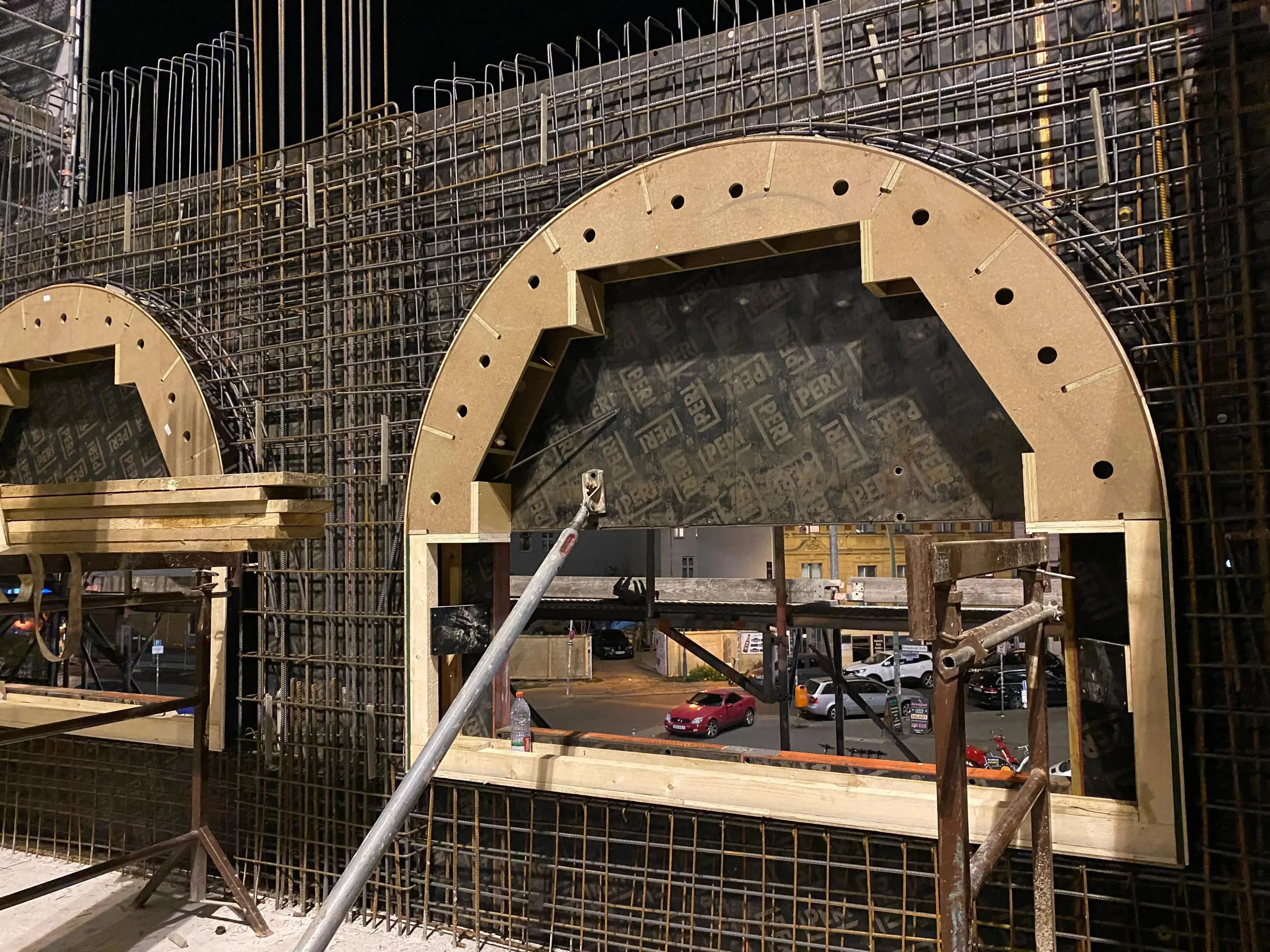 Stahlbetonbau im Rohbau auf einer Baustelle